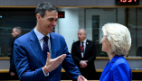 El presidente del Gobierno, Pedro Sánchez, conversa con la presidenta de la Comisión Europea, Ursula von der Leyen. al inicio del Consejo Europeo. | Pool UE. Bruselas (Bélgica)