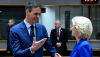 El presidente del Gobierno, Pedro Sánchez, conversa con la presidenta de la Comisión Europea, Ursula von der Leyen. al inicio del Consejo Europeo. | Pool UE. Bruselas (Bélgica)