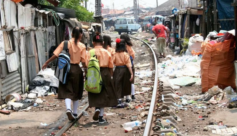 Un grupo de niñas van al colegio en un suburbio de Jakarta, la capital de Indonesia. Shutterstock
