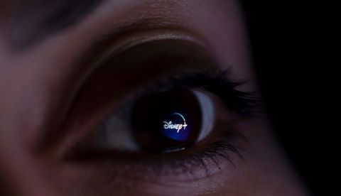 En la imagen, el logo de Disney+ se ve reflejado en el ojo de una usuaria de la plataforma de streaming. EFE/EPA/IAN LANGSDON