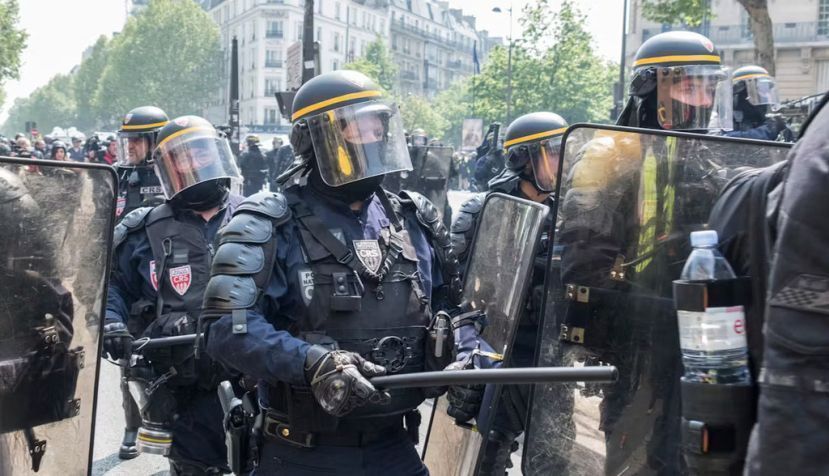 Des policiers français dégagent les manifestants de la chaussée lors d'une manifestation du 1er mai à Paris. Shutterstock