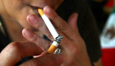 Para los científicos ha sido una paradoja por décadas el hecho de que cualquier persona que fume un cigarrillo por primera vez reacciona con disgusto: el sabor es repugnante, la sensación del humo inhalado es desagradable, y, en muchos casos, la pitada resulta en tos. EFE/ Paola Hidalgo/Archivo