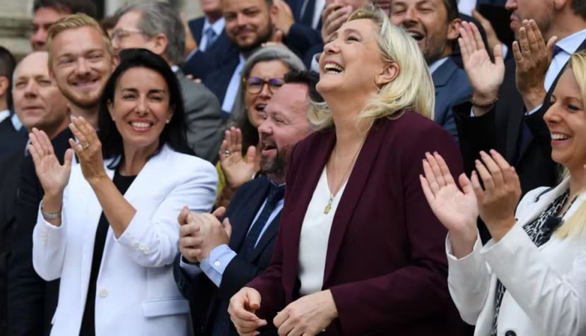 Photo de ‘famille’ pour les députés RN sur le perron de l'Assemblée Nationale à Paris le 22 juin2022. Alain Jocard / AFP