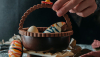  Una mona de Passqua de xocolata amb forma de cistella i ous dins. nito/Shutterstock