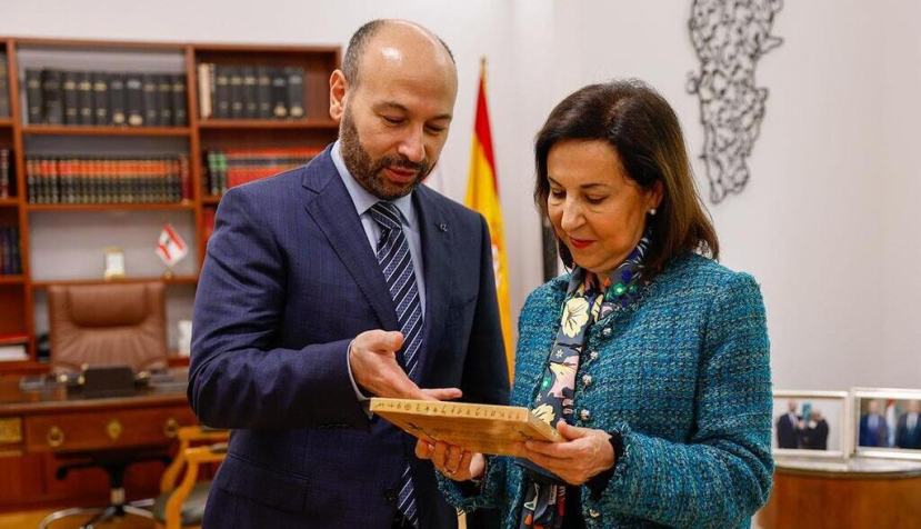 La ministra de Defensa junto al embajador libanés, Hani Chemaitelly. (Rubén Somonte) / © lamoncloa.gob.es. Ministerio de la Presidencia.