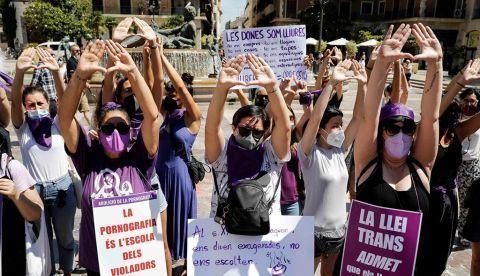 Feministas se manifiestan contra la ley trans: "¡Irene Montero, dimisión!"