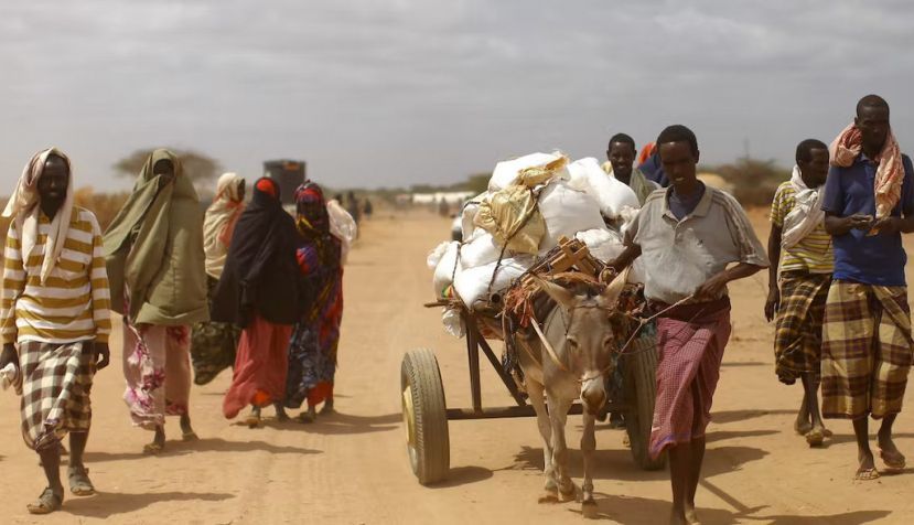 Familias huyendo de la sequía en Somalia. Mehmet ali poyraz / Shutterstock