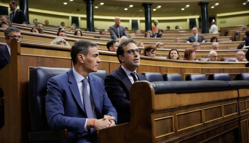 El presidente del Gobierno, Pedro Sánchez, junto al vicepresidente primero y ministro de Economía, Comercio y Empresa, Carlos Cuerpo. | Pool Congreso. Congreso de los Diputados, Madrid - 29.4.2026