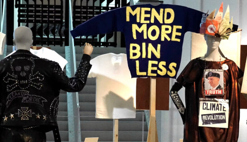 Fashioned from Nature , V&A, Londres (Reino Unido), 3 de mayo de 2018: chaleco Clean Up or Die (1989), de Katherine Hamnett, jersey (ropa unisex) Mend more (2015), de Bridget Harvey, y vestido (2012) de Vivian Westwood. Queen of England/Shutterstock