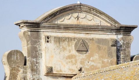 Un investigador halla en Ceuta un escudo masónico en un edificio militar de 1925