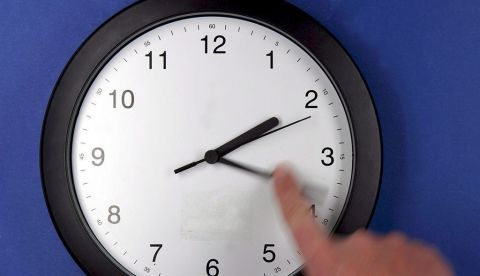Imagen de una mano adelantando un reloj en Pokrent, Alemania. EFE/Archivo