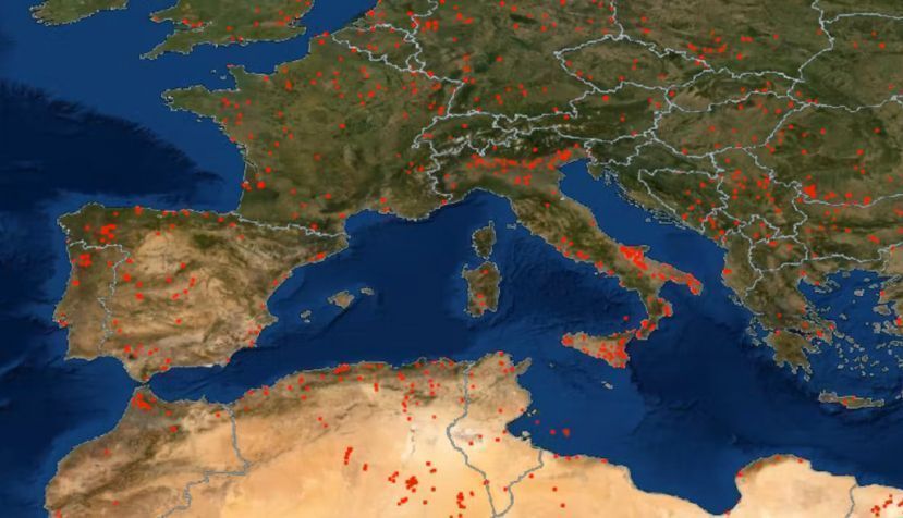 Incendios activos (en rojo) entre el 16 y el 17 de julio de 2022. NASA