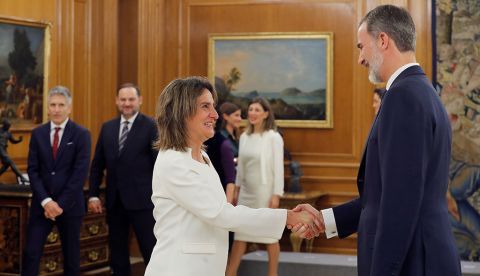 La vicepresidenta de Transición Ecológica y Reto Demográfico, Teresa Ribera, (i), saluda al rey Felipe VI tras la jura de su cargo en un acto celebrado en el Palacio de Zarzuela en Madrid este lunes 13 de enero de 2020. EFE/Chema Moya