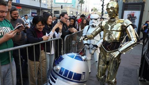 De cara al futuro, se sabe que Kevin Feige, presidente de Marvel Studios, está trabajando en una nueva película para "Star Wars"; y que Rian Johnson, el director de "Star Wars: Episode VIII - The Last Jedi" (2017), tiene planes para abordar una nueva trilogía. EFE/Euegen Garcia/Archivo