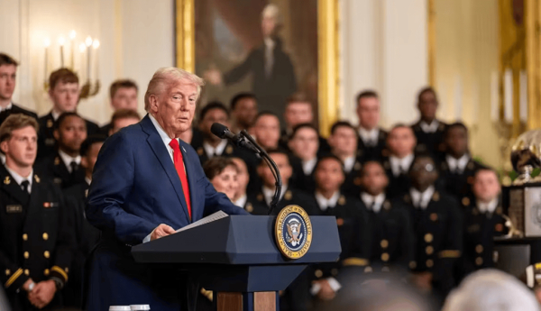 Le 15 avril 2025, à la Maison Blanche, Donald Trump participe à la remise d’un trophée sportif aux aspirants de marine de l’Académie navale des États-Unis. Site de la Maison Blanche