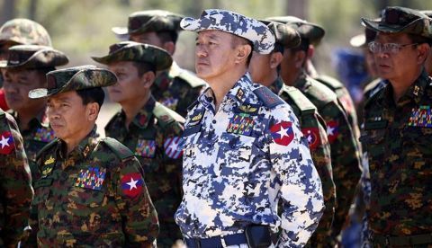 En la imagen, el general Maung Maung Kyaw (c).