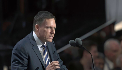  Un señor con traje da un discurso Peter Thiel, cofundador de las compañías PayPal (junto a Elon Musk) y Palantir. mark reinstein/Shutterstock