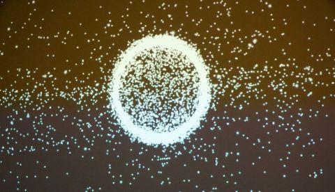 Vista de los desechos espaciales que flotan alrededor del globo a través de un láser que emite largas líneas verticales de luz LED. EFE/Archiov