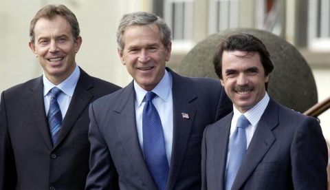 Blair, Bush y Aznar, en el aeropuerto de la isla de Terceira, en las Azores, antes de la cumbre donde se decidió la invasión de Irak, el 16 de marzo del 2003.