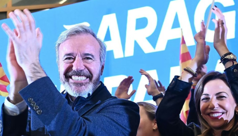 Jorge Azcón, líder del PP en Aragón, celebra el resultado de las últimas elecciones autonómicas, el pasado 8 de febrero. Al no alcanzar la mayoría absoluta, previsiblemente necesitará llegar a algún acuerdo con Vox, sin descartar un gobierno de coalición. RTVE