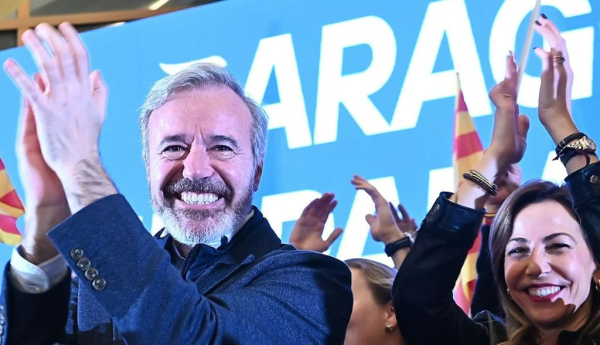 Jorge Azcón, líder del PP en Aragón, celebra el resultado de las últimas elecciones autonómicas, el pasado 8 de febrero. Al no alcanzar la mayoría absoluta, previsiblemente necesitará llegar a algún acuerdo con Vox, sin descartar un gobierno de coalición. RTVE