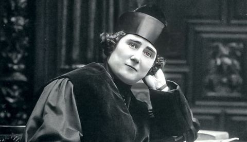 Clara Campoamor Rodríguez (1881​-1972) abogada, política madrileña y defensora de los derechos de la mujer española. Una de las principales impulsoras de la II República Española y del sufragio femenino en España. Forzada al exilio, nunca volvió. 1931