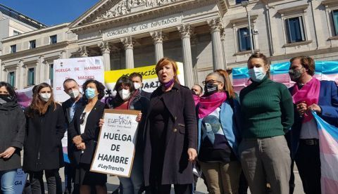 Activistas trans y madres en las puertas del Congreso. / Foto: Plataforma Trans.