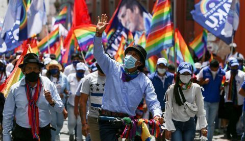 El candidato a la Presidencia de Ecuador Yaku Pérez (c) encabeza una caravana hoy viernes, por las calles de Quito, en el cierre de campaña electoral para las votaciones del próximo 7 de febrero.