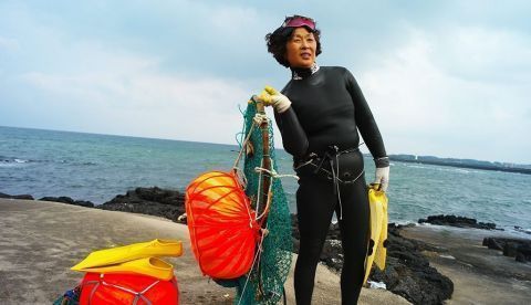 COREA DEL SUR BUCEADORAS:JHK09 JEJU (COREA DEL SUR) 09/11/2015.- Una buceadora surcoreana prepara su equipo antes de bucear en Pyeongdae-ri en la isla de Jeju (Corea del sur) el pasado 6 de noviembre de 2015. En la isla surcoreana de Jeju, las sirenas están en peligro de extinción. Las haenyeo o "mujeres del mar", que desde hace cuatro siglos desafían al océano armadas con un cuchillo y la fuerza de sus pulmones, no encuentran reemplazo en las nuevas generaciones. Estas buceadoras, que se sumergen a más de diez metros de profundidad para recolectar moluscos y algas, se contaban por decenas de miles hace medio siglo pero a día de hoy suman unas 4.500 en activo, casi todas mayores de 60 años y algunas incluso cerca de los 90. EFE/Jeon Heon-Kyun