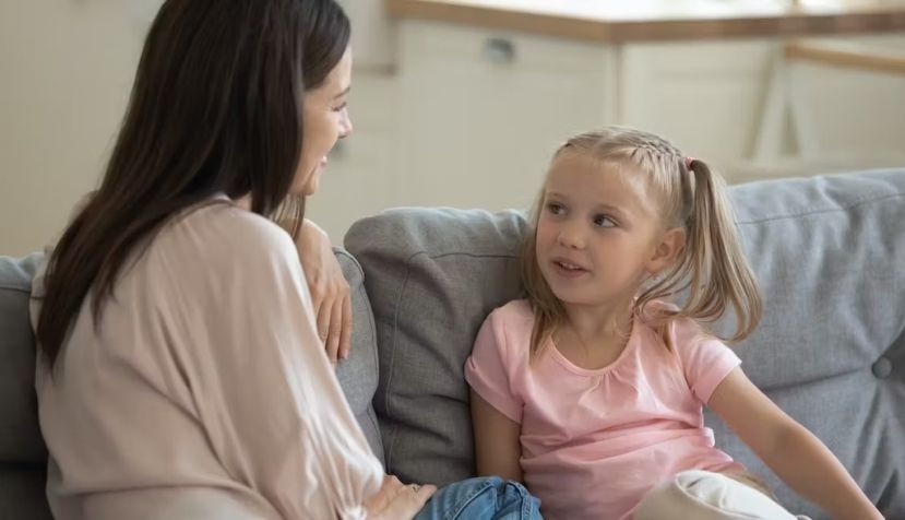 Muchos padres y madres que dominan otros idiomas aprendidos tras ser hablantes competentes del español como lengua materna se plantean “regalárselos” a sus hijos. Fizkes/Shutterstock
