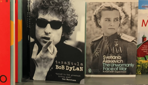 Dylan en una estantería en la que destacan libros de los premios Nobel de Literatura a lo largo de los años. hamdi bendali/Shutterstock