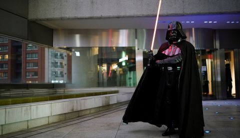 "Star Wars: The Rise Of Skywalker", que se estrena mañana en todo el mundo, está llena de largas batallas interestelares y escenarios con estética de videojuego, marcada por el resurgir de un siniestro personaje que se creía muerto y olvidado. EFE/FRANCK ROBICHON