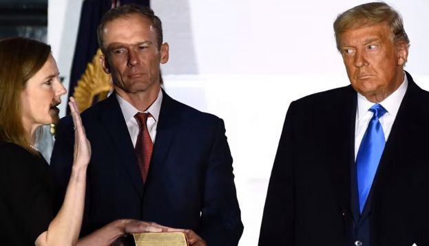 Amy Coney Barrett prête serment et devient juge de la Cour suprême sous les regards de son mari et de Donald Trump, alors président des États-Unis. Washington, le 27 octobre 2020. Brendan Smialowski/AFP