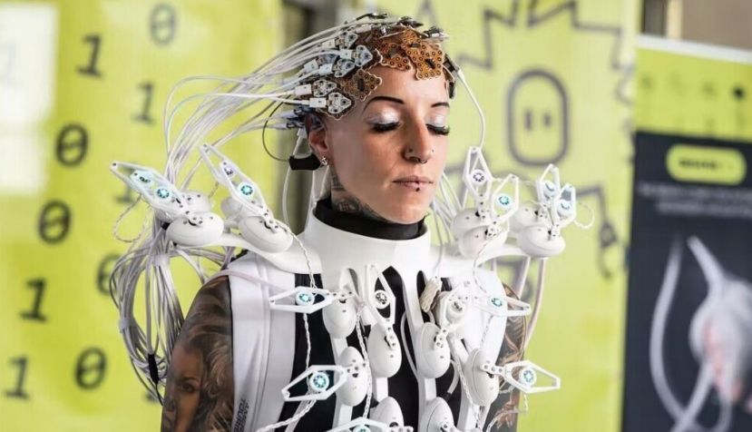 Vestido interactivo controlado a través de una interfaz cerebro-máquina. Tom Mesic / Ars electrónica / Flickr, CC BY-NC-ND