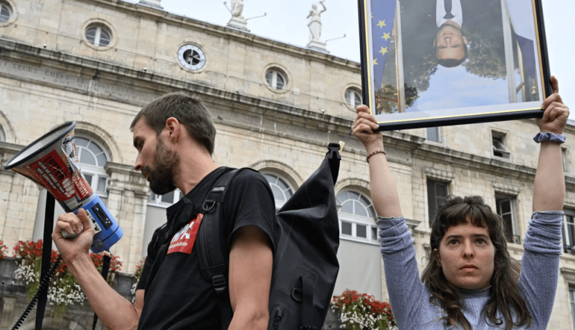 Portrait officiel du président Macron brandi à l’envers lors d’une des manifestations, ici à Bayonne (Pyrénées-Atlantiques), du mouvement «&amp;nbso;Bloquons tout  » du 10 septembre 2025. Gaizka Iroz/AFP