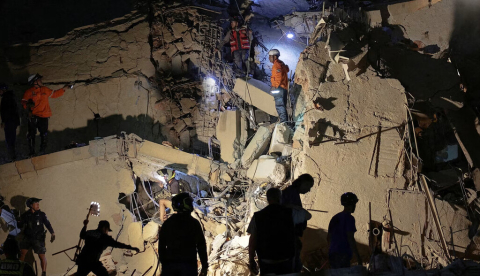  Servicios de emergencia trabajan en un edificio derrumbado de Caracas la noche del 24 de junio. Servicios de emergencia trabajan en un edificio derrumbado de Caracas la noche del 24 de junio. mytaj1/Shutterstock
