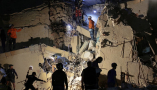  Servicios de emergencia trabajan en un edificio derrumbado de Caracas la noche del 24 de junio. Servicios de emergencia trabajan en un edificio derrumbado de Caracas la noche del 24 de junio. mytaj1/Shutterstock