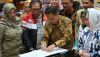 Menteri Kesehatan Budi Gunadi Sadikin menandatangani berita acara pandangan mini fraksi atas Rancangan Undang-Undang (RUU) Kesehatan di Kompleks Parlemen, Jakarta, 19 Juni 2023. ANTARA FOTO/Aditya Pradana Putra/tom.