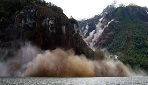 Imagen del desprendimiento de tierra como consecuencia del fuerte sismo que afectó a la región de Aysén el sábado 21 de abril de 2007. EFE/Archivo