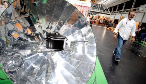 Una cocina solar en la segunda edición de la feria de BioCultura, celebrada en A Coruña, en febrero del año pasado.