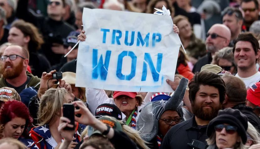 Les pancartes proclamant que « Trump a gagné » (sous-entendu : l’élection présidentielle de 2020) sont légion lors des meetings de l’ex-président, comme ici en janvier 2022 dans l’Arizona. Mario Tama/Getty Images/AFP