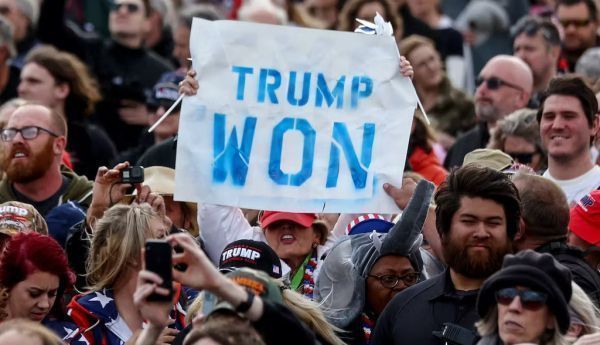 Les pancartes proclamant que « Trump a gagné » (sous-entendu : l’élection présidentielle de 2020) sont légion lors des meetings de l’ex-président, comme ici en janvier 2022 dans l’Arizona. Mario Tama/Getty Images/AFP