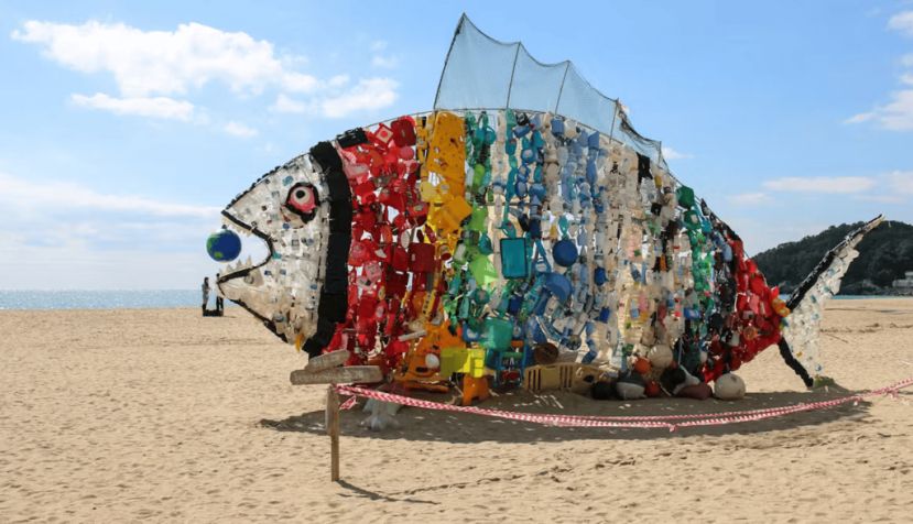 Instalación creada a partir de botellas de plástico vacías y envases de detergente recogidos en la playa Haeundae de Busán (Corea del Sur). MAVRITSINA IRINA/Shutterstock