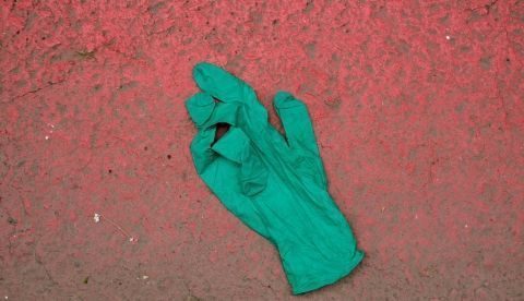 Guantes y mascarillas aparecen tiradas como parte del paisaje urbano, y su presencia aumenta a medida que el desconfinamiento avanza y el uso de estos elementos, en especial las mascarillas, se hace obligatorio en el nuevo día a día. EFE/Ángel Medina G/Archivo.