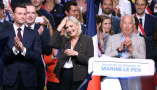 Marine Le Pen (centro), Jordan Bardella (izquierda) y funcionarios electos en el acto de regreso a clases de la Agrupación Nacional en Hénin-Beaumont (Paso de Calais), en la circunscripción del candidato presidencial de la Agrupación Nacional, el 13 de septiembre de 2026. Thomas Samson/AFP