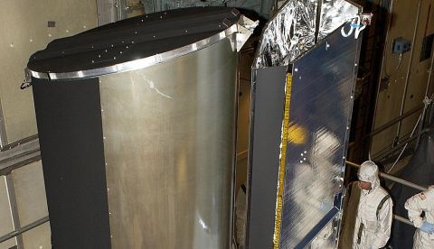 Fotografía del 2003 cedida por la NASA donde se muestra el telescopio espacial Spitzer listo para su lanzamiento desde la Estación de la Fuerza Aérea de Cabo Cañaveral, Florida (EE.UU). EFE/NASA