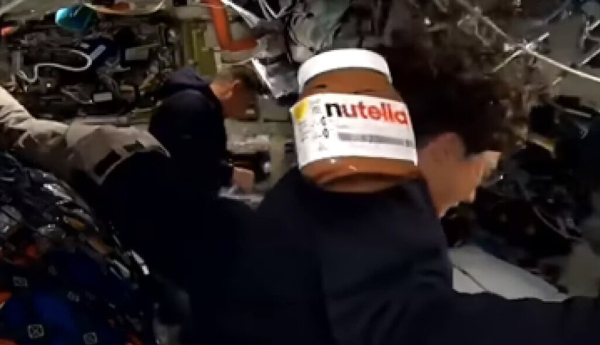  Un frasco de Nutella flotando en el interior de una nave NASA
