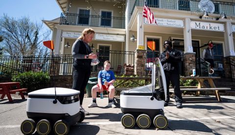 Fotografía de robots que entregan las compras realizadas en el mercado Broad Branch Market, el 30 de marzo de 2020, en Washington (EE.UU). EFE/Jim Lo Scalzo