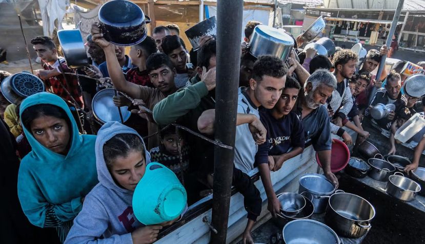 Palestinos desplazados hacen fila para recibir comida, en Khan Yunis, en el sur de la Franja de Gaza, el 20 de noviembre de 2024. Anas-Mohammed/Shutterstock