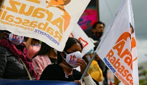 Simpatizantes del candidato a la presidencia del Ecuador Andrés Arauz, acompañan hoy jueves, en el cierre de campaña presidencial para los comicios del próximo 7 de febrero.